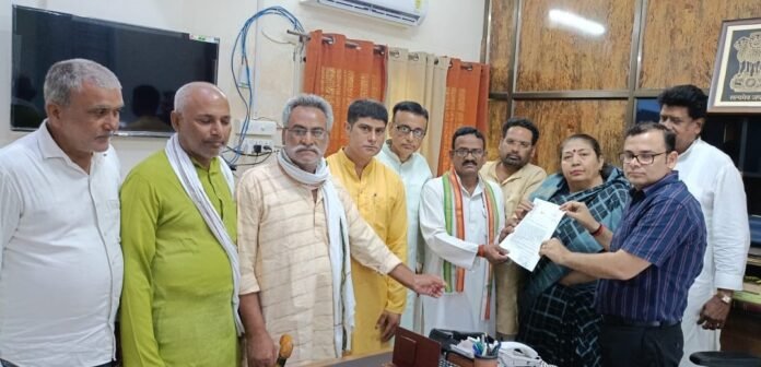 Chandauli कलेक्ट्रेट में एडीएम को ज्ञापन सौंपते कांग्रेसी।