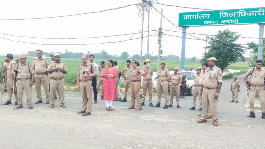 भारत बंद के आह्वान के मद्देनजर कलेक्ट्रेट के बाहर फोर्स के साथ तैनात एसडीएम सदर।