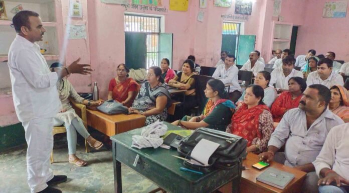 चंदौली मुख्यालय पर आयोजित बैठक को संबोधित करते जिलाध्यक्ष इंद्रजी यादव अजीत।