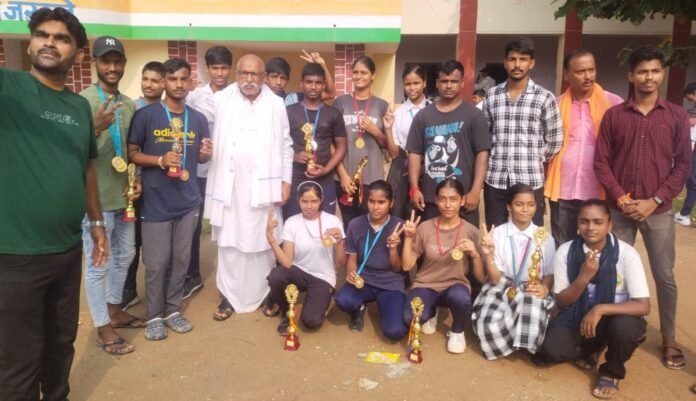 खण्डवारी देवी इंटर कालेज में बच्चो को आशीर्वाद देते पूर्व प्रधानाचार्य डॉ. राजेन्द्र प्रताप सिंह।