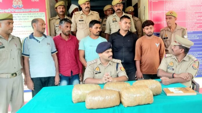 गांजा तस्करों के साथ पूछताछ करते पुलिस क्षेत्राधिकारी।