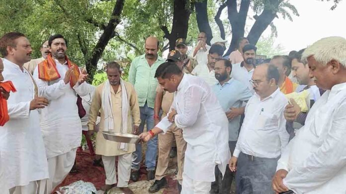 State Highway निर्माण कार्य का भूमिपूजन करते BJP MLA RAMESH JAISWAL