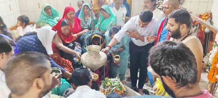 सकलडीहा के कालेश्वरनाथ महादेव का जलाभिषेक श्रद्धालु।