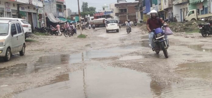 Sakaldiha कस्बा के मुख्य मार्ग पर भारी जलभराव।