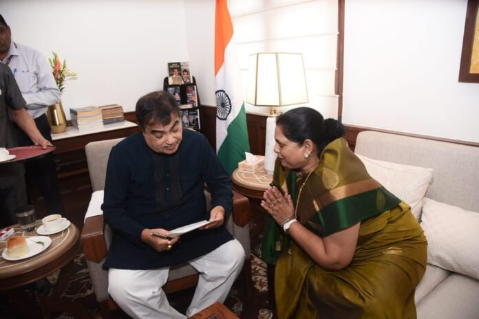 Minister of Road Transport and Highways of India Nitin Gadkari को पत्रक सौंपती साधना सिंह।