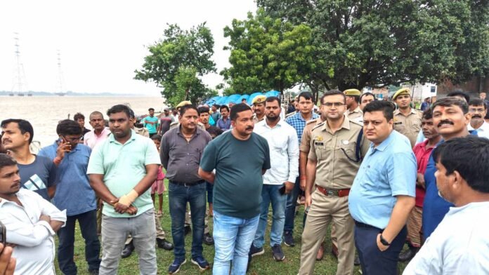 बहादुरपुर गांव में गंगा के तटीय इलाके का दौरा करते डीएम व एसपी।