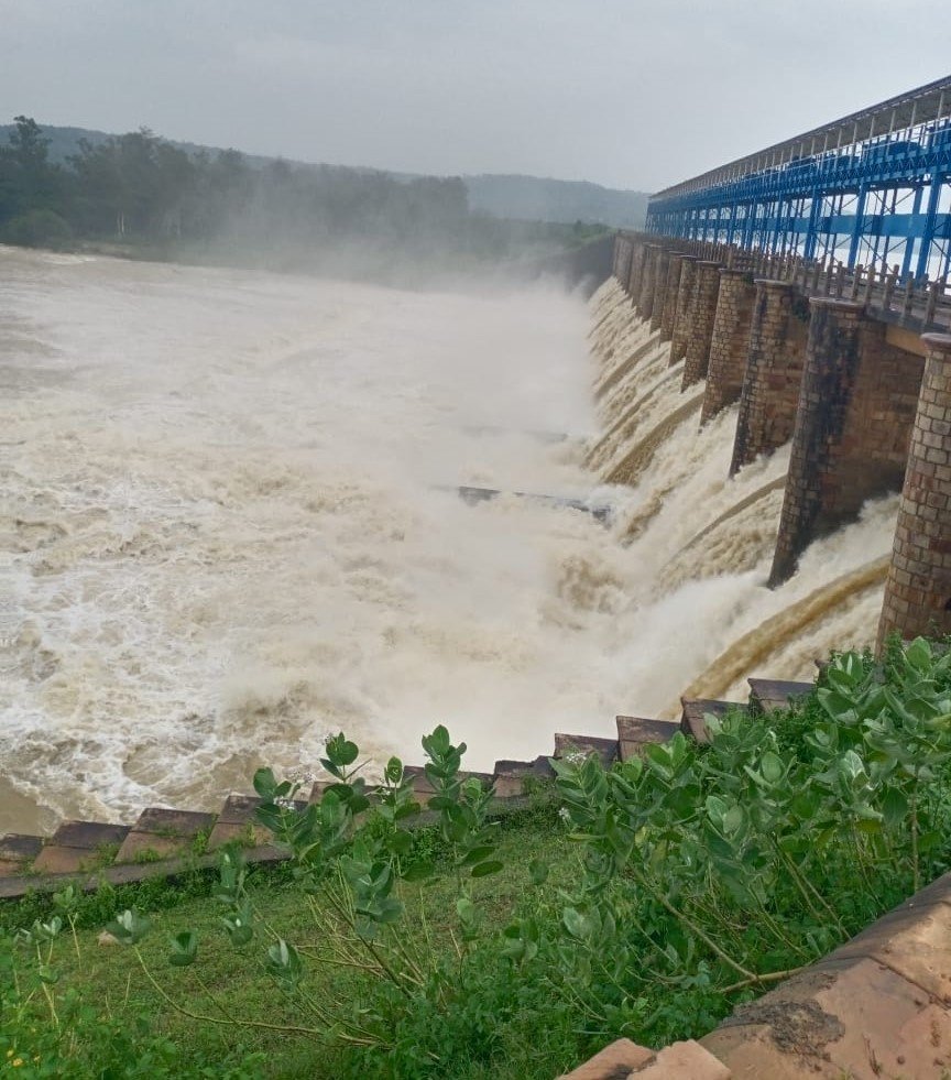 औरवाटांड बांध से छोड़ा जा रहा पानी।