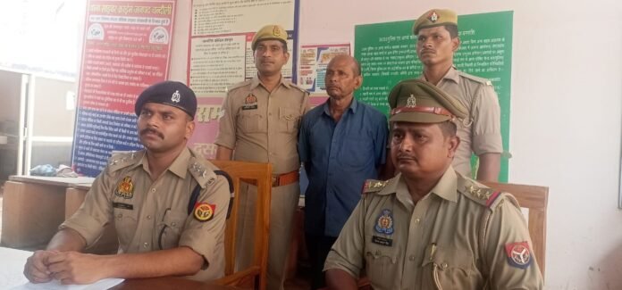 मुगलसराय कोतवाली पुलिस के गिरफ्त में हत्यारोपी।