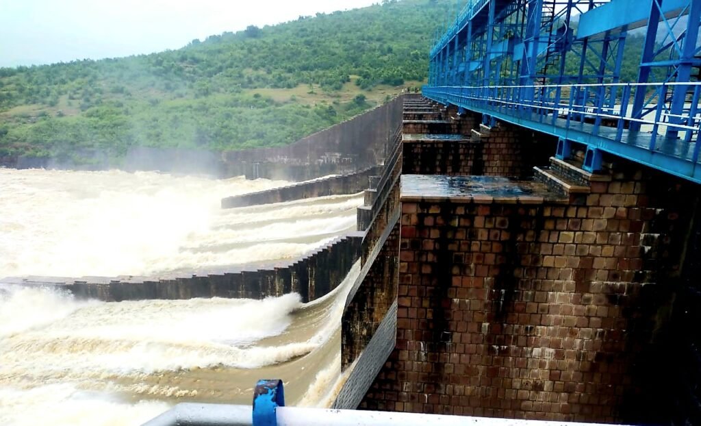 मूसाखांड बांध से छोड़ा जा रहा बारिश का पानी।