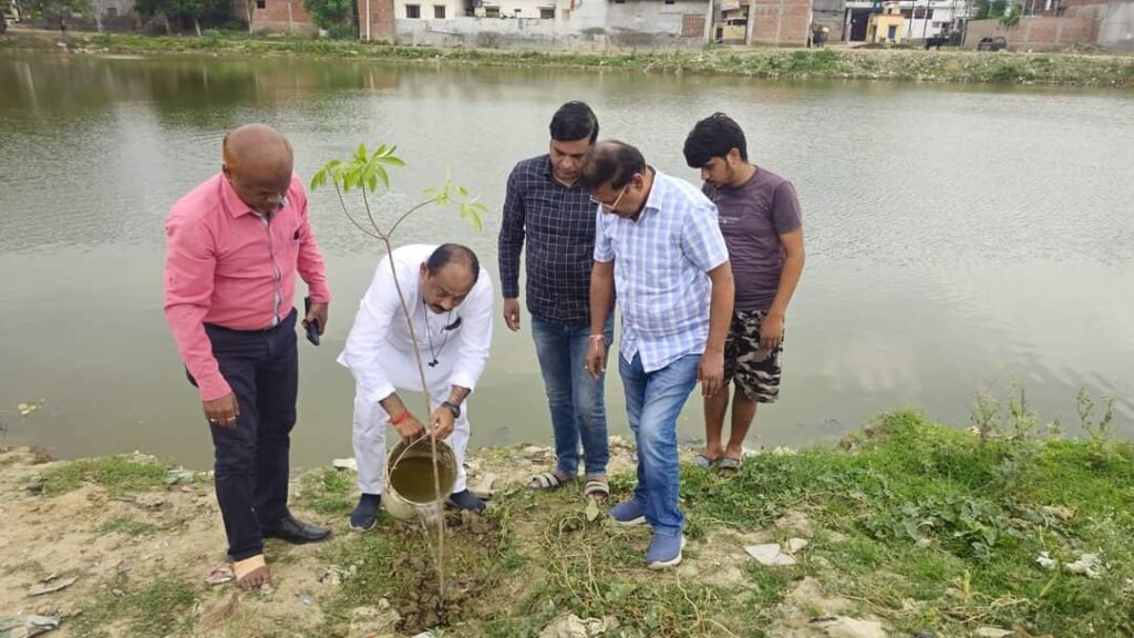 DDU Nagar के सुभाष नगर वार्ड में पौधरोपण करते चेतना मंच के लोग।