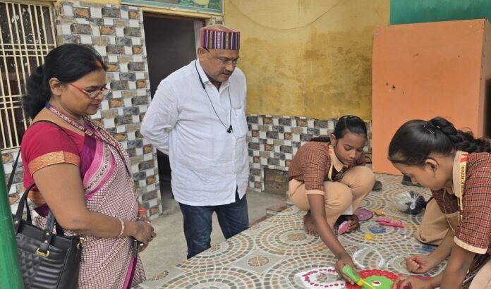 बच्चों द्वारा तैयार दीए और रंगोली का अवलोकन करते सीएमडी डा. विनय कुमार वर्मा।