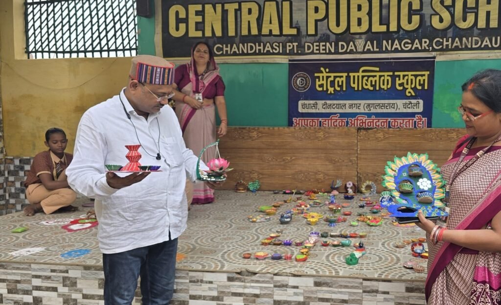 बच्चों द्वारा तैयार दीए और रंगोली का अवलोकन करते सीएमडी डा. विनय कुमार वर्मा।