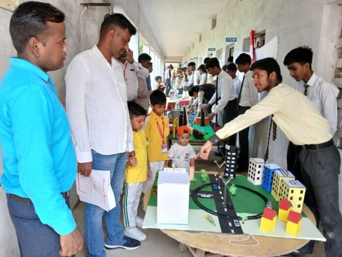 गुरुकुल स्कूल के विज्ञान प्रदर्शनी में अपने मॉडल के बारे में जानकारी देता छात्र।