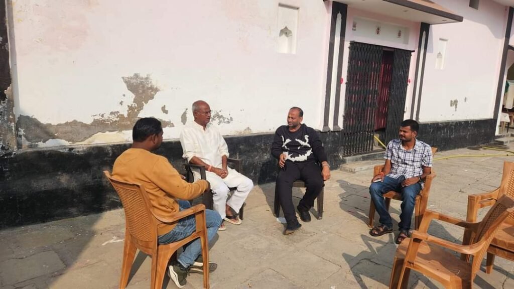 Chandauli News: बौरी स्थित पूर्व सांसद रामकिशुन के आवास पर मुलाकात करने पहुंचे पूर्व विधायक मनोज सिंह डब्लू।