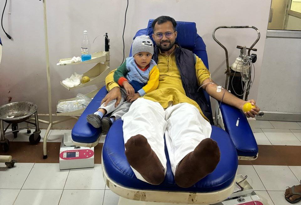 Blood Bank Chandauli में पुत्र के जन्मदिन अवसर पर रक्तदान करते पत्रकार शमशाद अंसारी