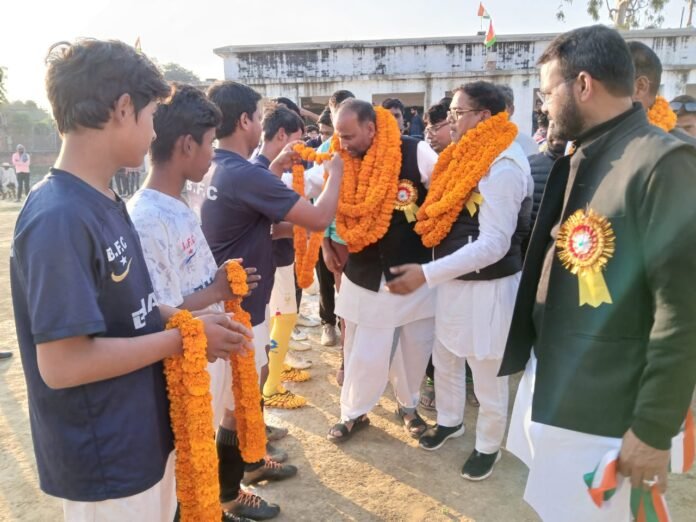 इस्लामपुर में प्रतियोगिता के उद्घाटन के बाद खिलाड़ियों से मिलते मनोज सिंह डब्लू।