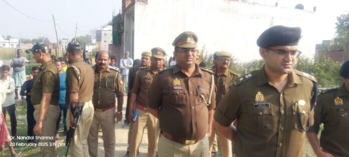 घटना के बाद मौका मुआयना करते एसपी आदित्य लांग्हे व अन्य।