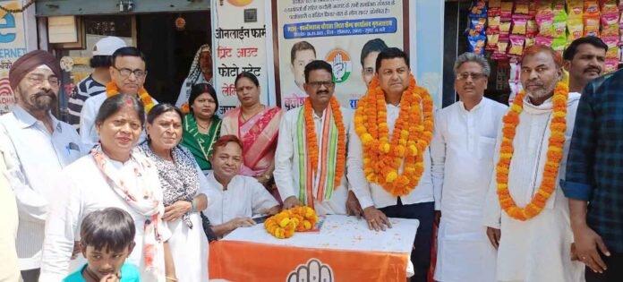 DDU Nagar में पदभार संभालने के बाद कांग्रेसियों के साथ शहर कमेटी अध्यक्ष बृजेश गुप्ता।