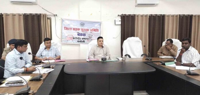 समीक्षा बैठक करते जिलाधिकारी निखिल टीकाराम फुंडे।