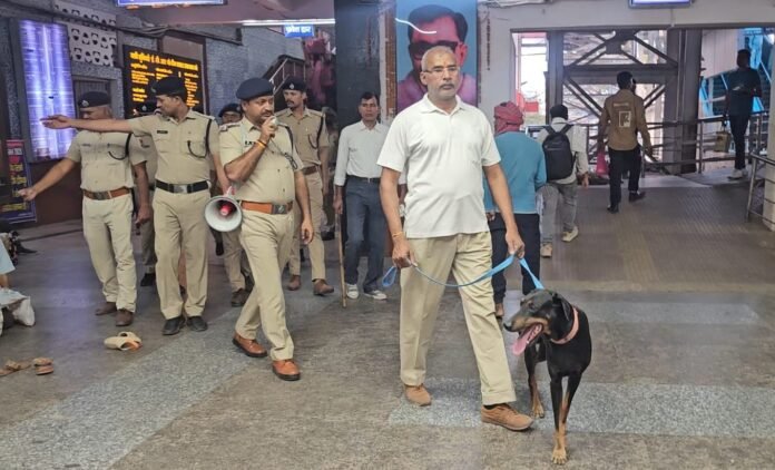 आतंकी घटने के बाद स्टेशन पर जांच-पड़ताल करते सुरक्षा कर्मी।