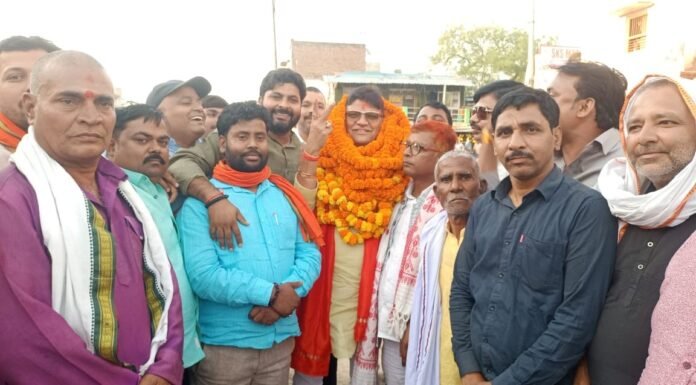 अविश्वास प्रस्ताव में कुर्सी बचाने के बाद प्रसन्न मुद्रा में ब्लाक प्रमुख व उनके समर्थक।