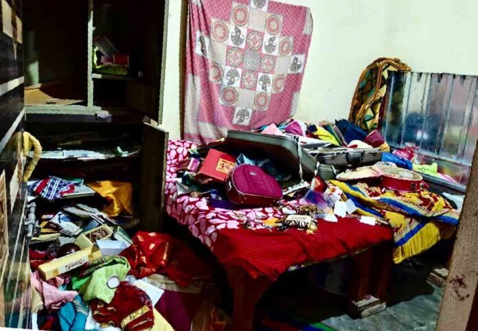 रमरेपुर गांव में चोरी के बाद बिखरा पड़ा समान।