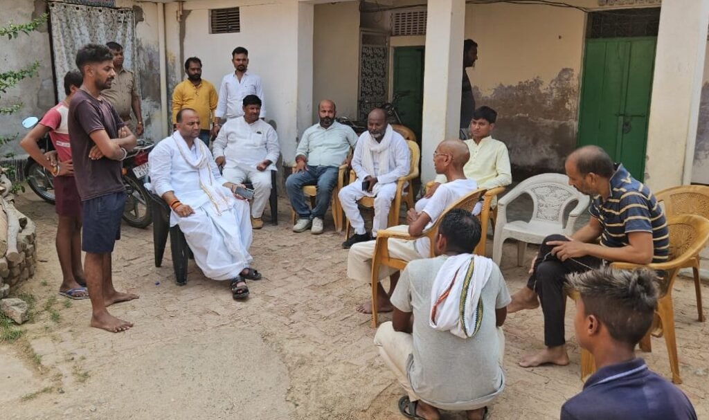 भतीजा में मृतक परिजनों को ढांढस बंधाते पूर्व विधायक मनोज सिंह डब्लू।