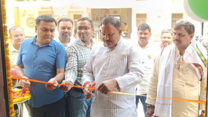 सैयदराजा नवीन प्राथमिक स्वास्थ्य केन्द्र पर जन औषधी केन्द्र का उद्घाटन करते मुख्य अतिथि।