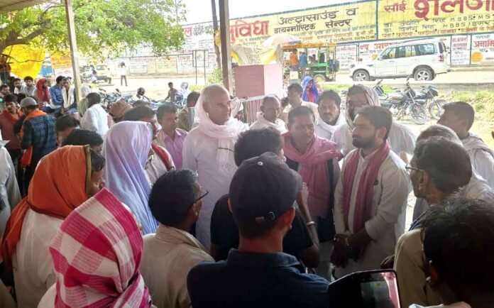 पोस्टमार्टम हाउस चंदौली पर पीड़ित परिवार को ढांढस बंधाते पूर्व सांसद रामकिशुन यादव व अन्य।