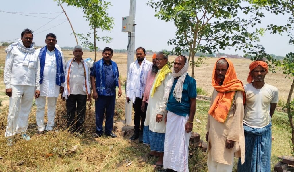मकरमपुर स्थित अंबेडकर पार्क में हाईमास्ट उद्घाटित करते बसपा जिलाध्यक्ष घनश्याम प्रधान व पार्टी के लोग।