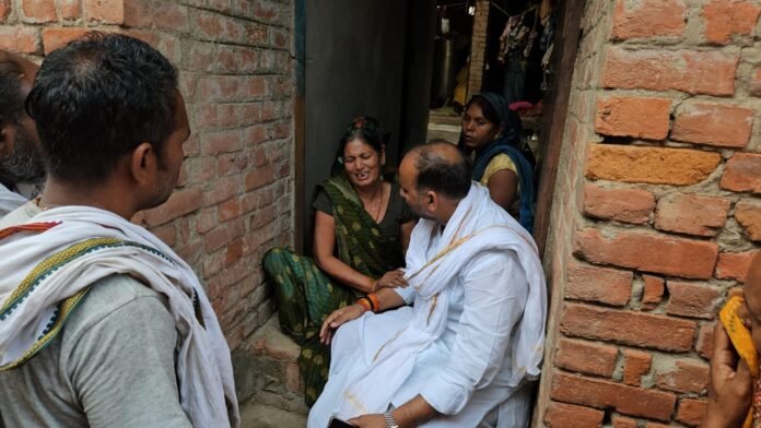 भतीजा में मृतक परिजनों को ढांढस बंधाते पूर्व विधायक मनोज सिंह डब्लू।