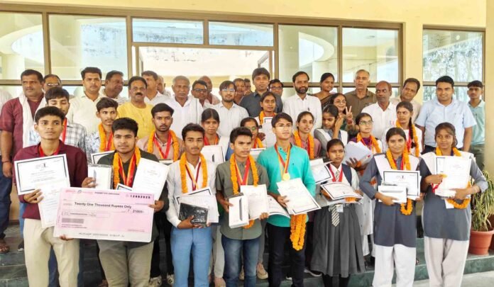 चंदौली कलेक्ट्रेट में मेधावी छात्रों के साथ डीएम व अन्य अधिकारी।