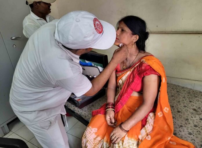 घायल महिला यात्री प्राथमिक उपचार करता स्वास्थ्य कर्मी।