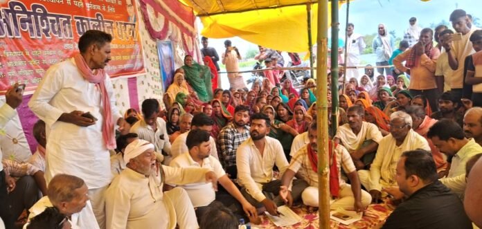 रेवसा में आयोजित अनिश्चितकालीन धरना-प्रदर्शन में शामिल लोग।
