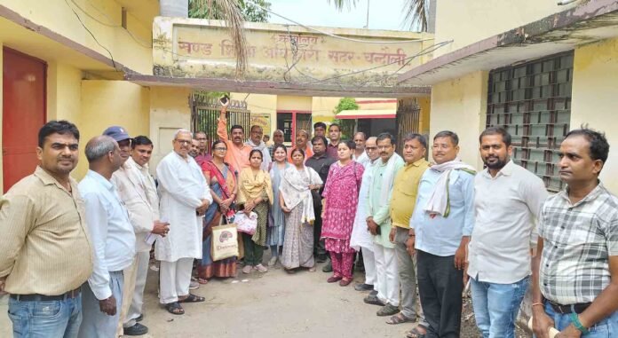 चंदौली बीआरसी पर सरकारी आदेश के विरोध करते शिक्षक।