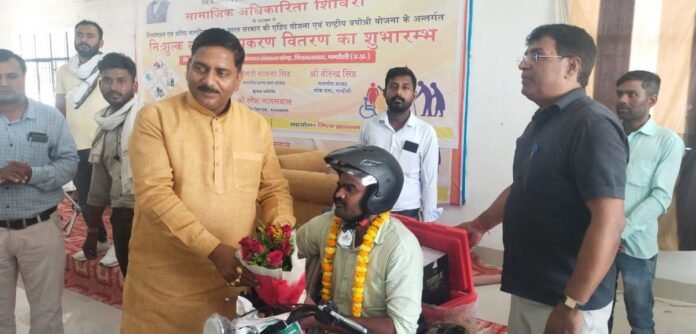 दिव्यांगजन को ट्राई साइकिल प्रदान करते विधायक रमेश जायसवाल।