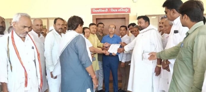चंदौली कलेक्ट्रेट में एडीएम को ज्ञापन सौंपते कांग्रेसी।
