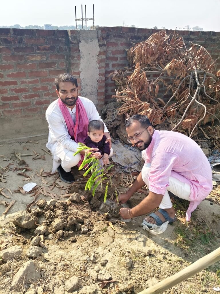 Gurukul School में पौधरोपण करते शमशाद अंसारी साथ में दिलीप पासवान