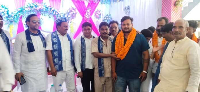 भाजपा छोड़कर बसपा में शामिल हुए नए कार्यकर्ताओं का स्वागत करते अतिथिगण व बसपा जिलाध्यक्ष घनश्याम प्रधान।