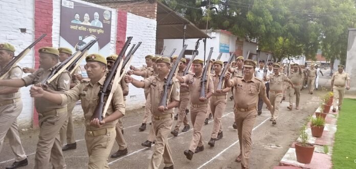 पुलिस लाइन चंदौली में परेड करते पुलिस कर्मी व अधिकारी।
