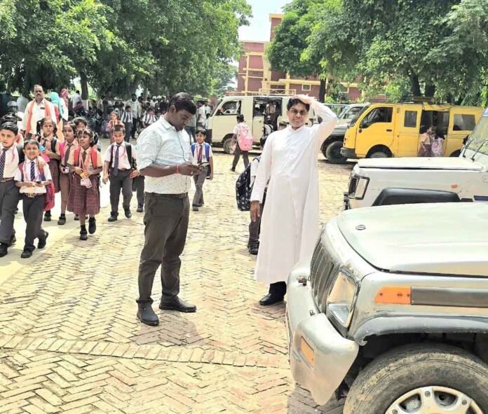 सेंट जान्स स्कूल में वाहनों को चेक करते एआरटीओ डा. सर्वेश गौतम।