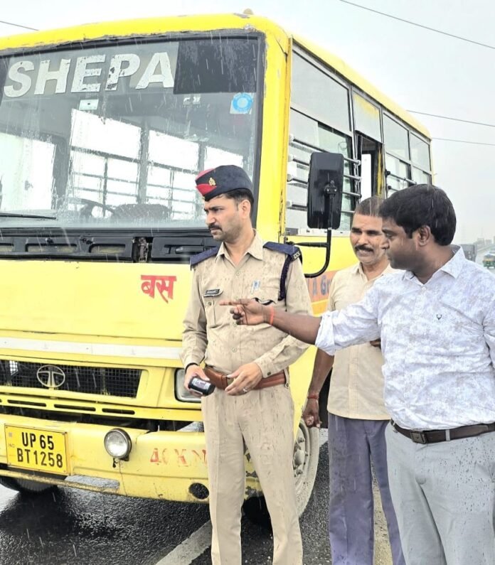 स्कूली वाहन को चेक करते एआरटीओ डा. सर्वेश गौतम।