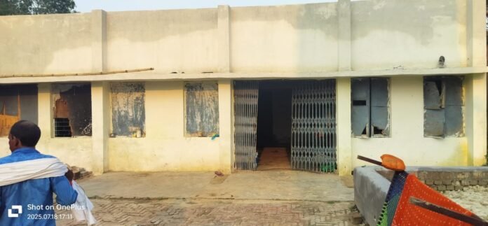 कमालपुर स्थित भवन जहां होम्योपैथिक अस्पताल खोलने की हो रही मांग।