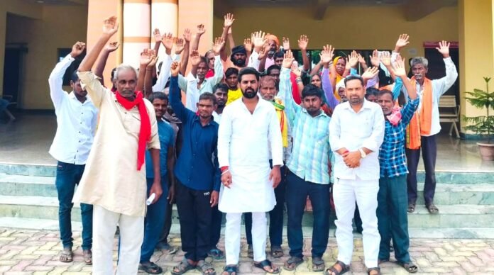 चंदौली कलेक्ट्रेट में जिलाधिकारी को ज्ञापन देने के बाद नारेबाजी करते मछुआरा समाज के लोग।