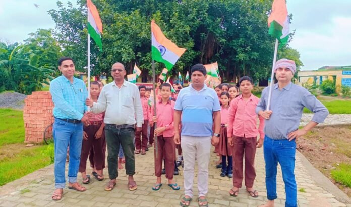पीएमश्री कंपोजिट विद्यालय हथियानी से तिरंगा यात्रा निकालते स्कूली बच्चे व शिक्षक।