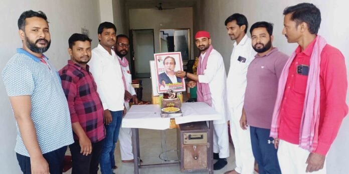 क्षेत्र पंचायत सदस्य तलहा अंसारी के आवास पर जन्मदिन मनाते सपाई।