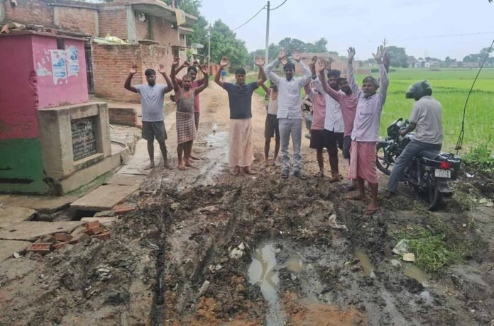 बनौली कला में क्षतिग्रस्त सड़क की मरम्मत के लिए प्रदर्शन करते ग्रामीण।