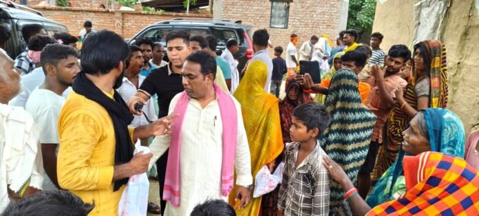 Chandauli News: बाढ़ग्रस्त इलाकों में सपा नेता बिरेंद्र बिंद ने पीड़ितों बांटा दर्द‚ लोगों तक पहुंचाई मदद