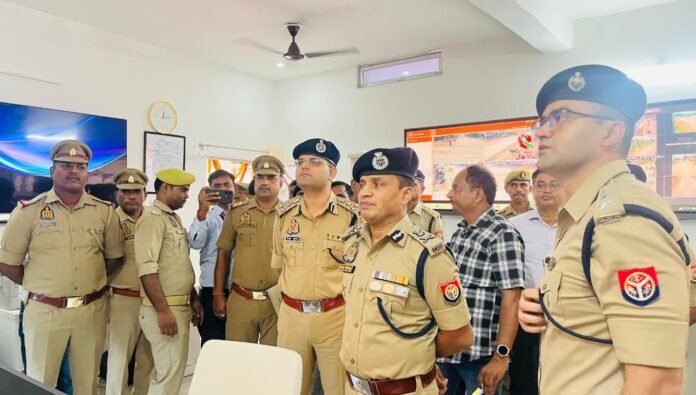 पुलिस लाइन में स्मार्ट कंट्रोल रूम का उद्घाटन करते एडीजी वाराणसी व अन्य।