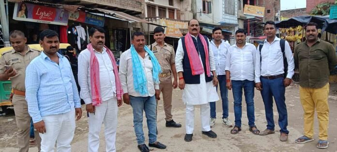 सड़क और नाला निर्माण कार्य का निरीक्षण करते विधायक प्रभुनारायण सिंह यादव।